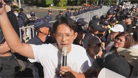 快新聞／黃國昌率小草對峙警方　她怒嗆：明知違法還硬幹