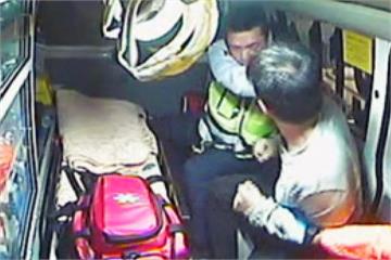 醉男大亂救護車！連續肘擊 員警眼睛挫傷