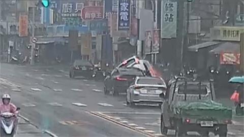 要閃車？高雄男開車撞上變電箱波及3車　整條街瞬間斷電