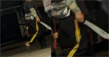 29歲男持長刀亂晃士林夜市　落網稱被比中指要「討公道」