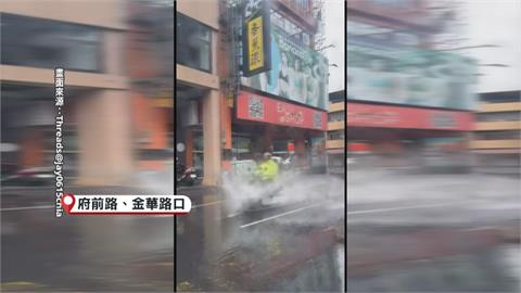豪雨狂炸! 台南各地"汪洋一片" 住戶急借沙包擋水