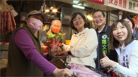 掃街兩樣情！　3攤商接力送禮蘇巧慧　黃國昌掃街挨嗆