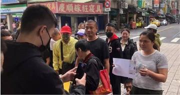 千元換個資1／龍山寺前鬼扯老闆中彩券　擺攤收證件發現金辯沾喜氣