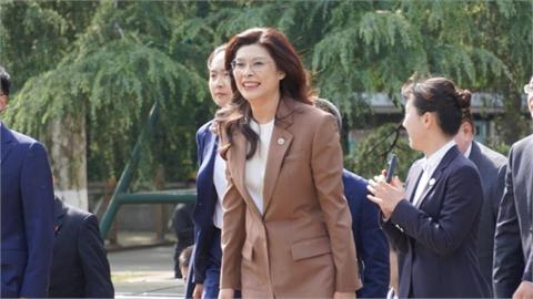 鄭麗文謁陵喊:革命尚未成功!祭拜孫中山竟「手背後面」…網傻眼:是這樣拜的嗎