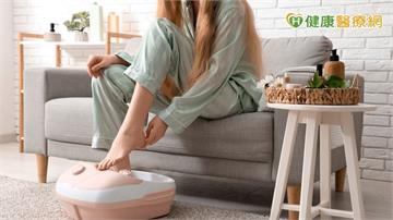 天冷長輩手腳常冰冷、難入睡!中醫推「泡腳養生」助循環暖全身