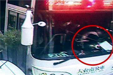 公車駕駛開到昏迷  連撞5車不治
