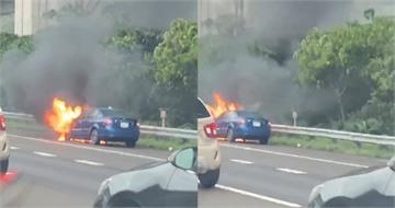 快訊／國一南下驚傳火燒車事故　小客車車頭遭火舌吞沒
