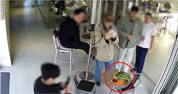 全球剩4000隻!瀕危鸚鵡飛進咖啡廳狂喝客人咖啡 警方緊急救援