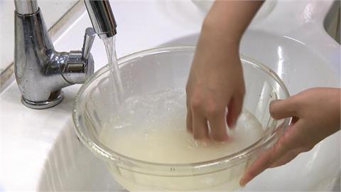 現代白米其實不用拼命搓揉！專家揭洗米誤區：動作不俐落恐讓白飯吸入雜味