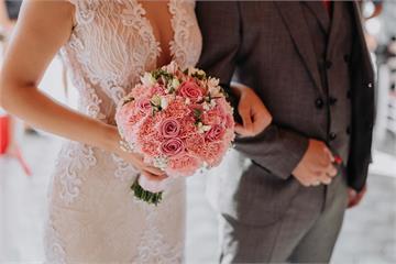 窮女靠「閃婚閃離」3個月撈金135萬！　衰男淪婚介提款機