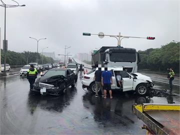 快新聞／賠慘了！洲美快速道路嚴重車禍　賓士、保時捷「車頭撞爛」畫面曝