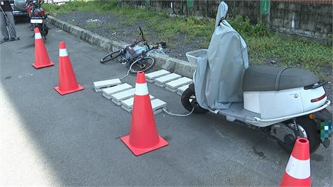 天母「佔位哥」長期霸占免費車位　扯！裝備升級水泥磚、鐵鍊鎖住機車
