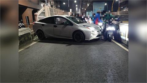 尷尬！新北三重中山橋小客車自撞　打橫卡住車道