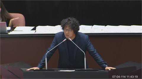 快新聞／開嗆黃國昌法盲提案　沈伯洋大酸：康乃馨法學博士