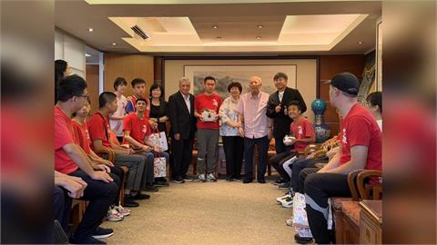 綜藝天王胡瓜帶十方啟能中心院童 「快閃感恩」前內政部長吳伯雄當年暖心協助