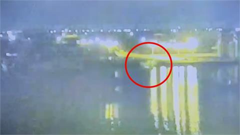 台南將軍漁港轎車落海　海巡人員急忙跳下水救人