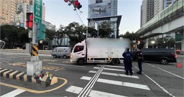 行人地獄！台中74歲翁「綠燈過斑馬線」　遭轉彎小貨車撞飛送醫不治