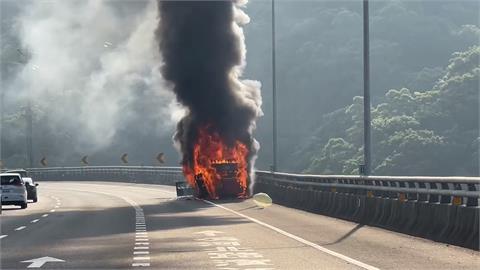 五楊高架往北泰山路段　火燒遊覽車濃煙竄天