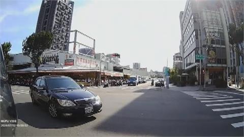 心虛反露餡！　酒駕男持毒見警　飛車180度大甩尾