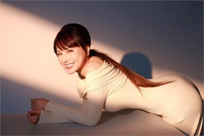 「補教天后」陳子璇神隱7個月突發文！連發12美照洩52歲近況網驚豔