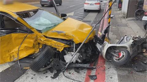 5機車如保齡球全倒！小黃與休旅車擦撞衝進騎樓釀5傷