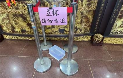 ３００多年來首見！金門浯島城隍廟擲出「立筊」　信眾驚呼：神蹟