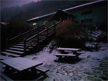 雪霸369山莊凌晨飄雪　山友喜迎北國風情
