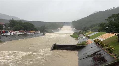 水流狂瀉而下！牡丹水庫啟動洩洪　宛若「洪災」畫面曝光