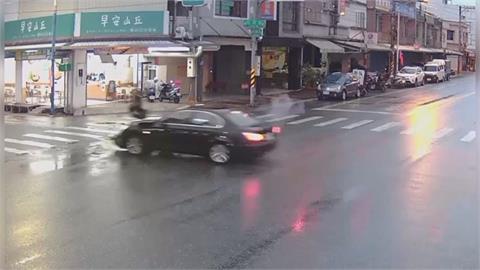 離譜車禍！騎士被撞飛1層樓高　雙方都無照