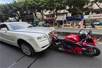 租2500萬勞斯萊斯出事了！追撞重機「前車頭撞凹」維修恐噴百萬