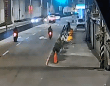 最新／車殼碎片噴飛一地！永和2機車相撞　騎士慘摔雙雙骨折送醫