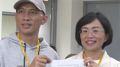 快新聞／蘇巧慧最堅強後盾現身了！陪同登記參選新北市長　現場互動畫面出爐