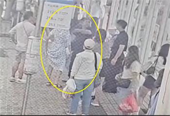 夫妻公車站前吵架　莽夫持傘爆打妻當街拖行