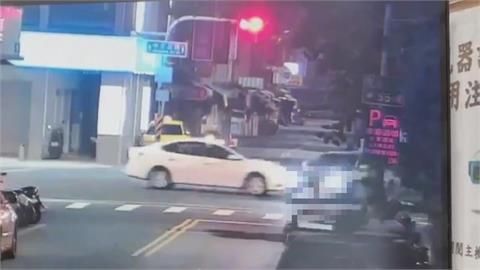 高雄楠梓轎車自撞四輪朝天! 新興駕駛"鬼切三線道"釀禍