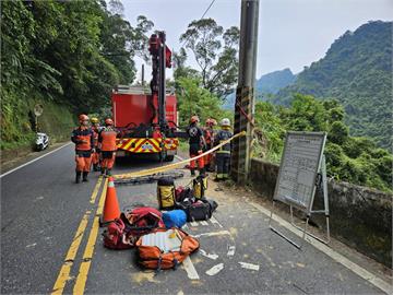 快新聞／北宜重大車禍！大貨車翻落山坡　駕駛慘遭甩出車外