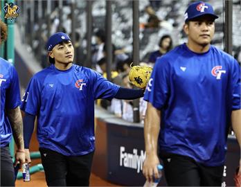 12強賽／首勝球送給總教練！守護神「小黑」吳俊偉讚林昱珉霸氣十足