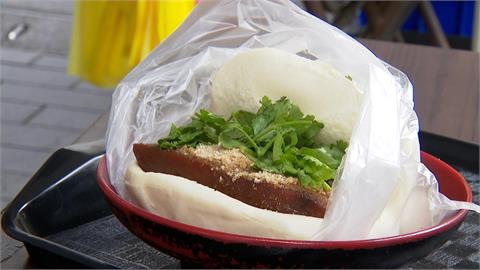台式漢堡太迷人！　加國正妹首嚐刈包「好吃到落淚」