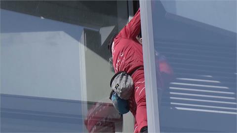 要馬克宏清醒！60歲蜘蛛人爬摩天大樓　　為了反年金改革而爬
