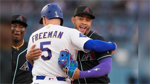 MLB(影)／最溫暖的出局！道奇「自由人」和響尾蛇「馬鐵」壘間愛的抱抱被觸殺
