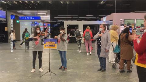 台灣留學生演奏烏國歌　在場烏人邊敬禮邊拭淚