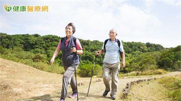 秋高氣爽瘋爬山卻鐵腿跛行　醫揪足底筋膜、關節發炎元凶