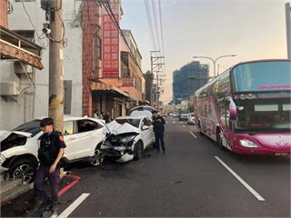 油門當煞車踩？婦開車直直撞 汽機車、民宅衰遭波及