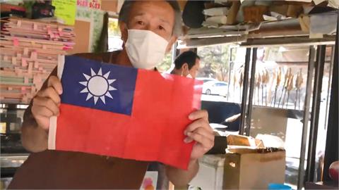 關係友好！日本老闆熱情大秀「台灣國旗」　豪請烤魚她狂讚：太感動