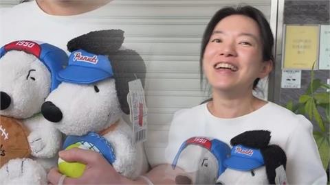 陳幸妤獲粉絲送史努比超開心　暖喊記者情人節快樂