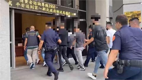 五股行車糾紛談判變亂鬥？　１２人持棍棒砸車全被逮