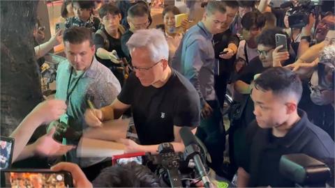 輝達車台北101前亮相吸大票粉絲光顧！　傳黃仁勳傍晚拜會張忠謀