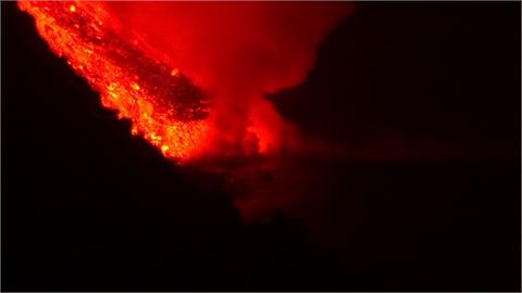 西班牙火山岩漿流入海　恐釋放有毒氣體
