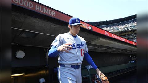 MLB／還好是腳受傷不是手！大谷翔平賽前「寵粉」簽名 ！預定本週末將進牛棚