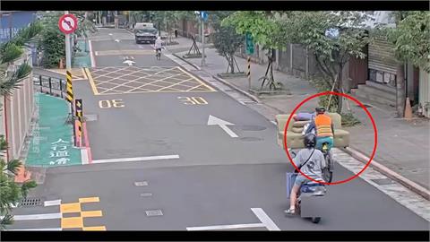 超狂！騎腳踏車載３人沙發+抱枕　網友傻眼：平衡感之神