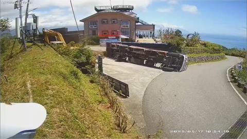 大貨車卸鐵條側翻堵門口　花蓮玻璃屋遊客受困3小時